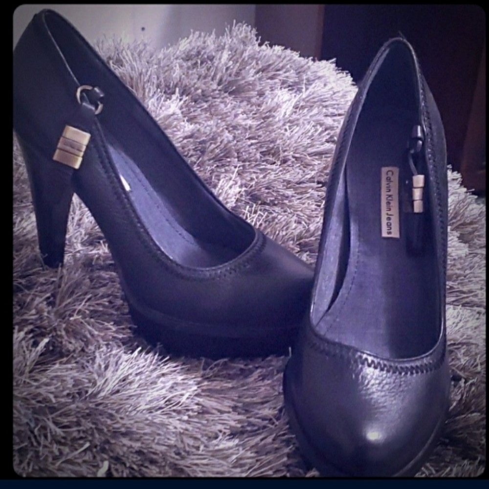 Black leather Calvin Klein Pumps